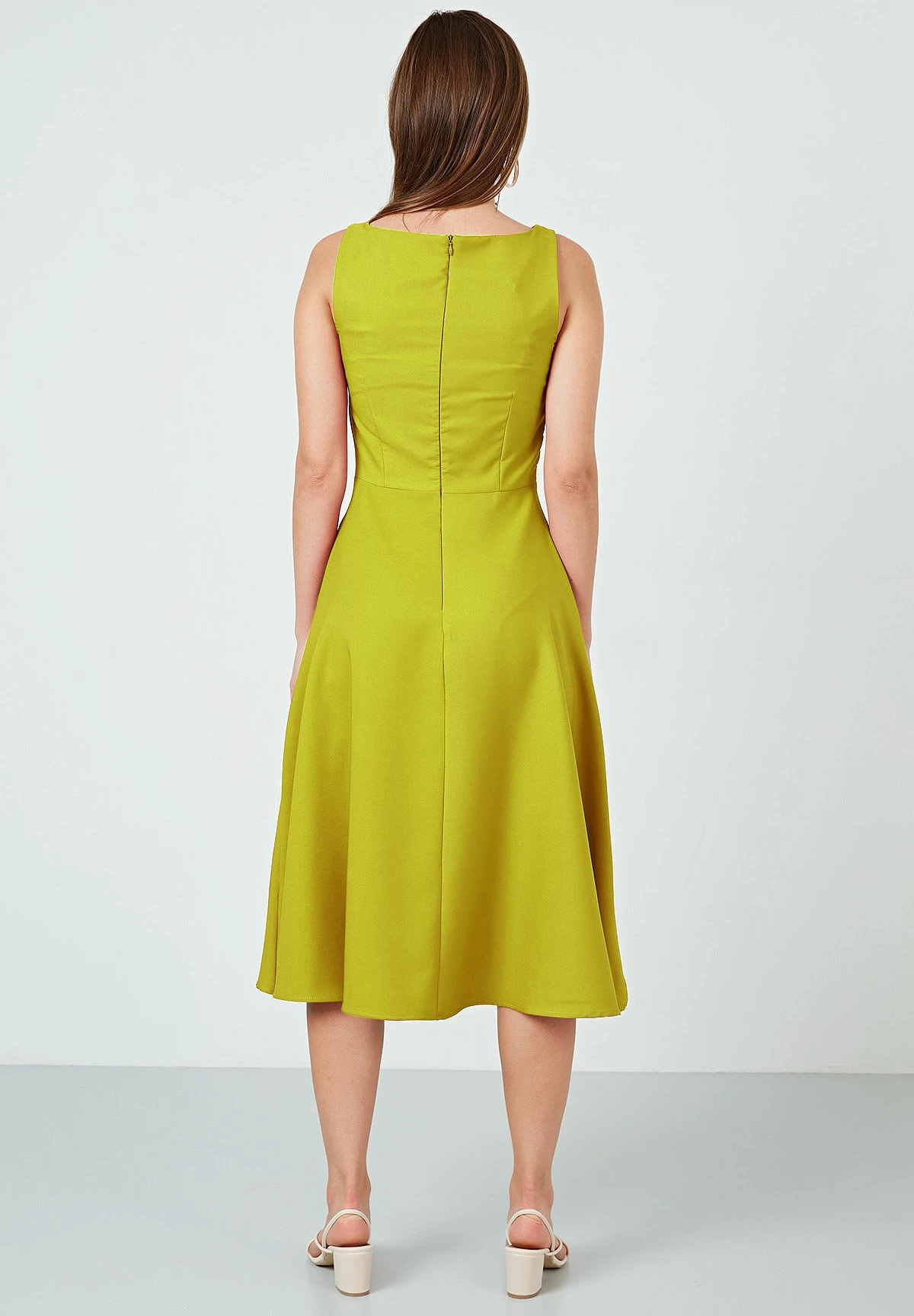 LELA Crew Neck Pleated Midi - Cocktailjurk - Olive 7 LELA Crew Neck Pleated Midi - Cocktailjurk - Olive - Afbeelding 5
