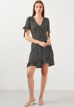 LELA Floral V Neck Ruffle Detail Mini- Jurk - Black 9 LELA Floral V Neck Ruffle Detail Mini- Jurk - Black -Stijl Verkoop 0740cbcb7b5243629048e8dfc2a8515d