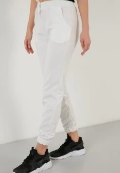 LELA Slim Fit - Trainingsbroek - Ecru 9 LELA Slim Fit - Trainingsbroek - Ecru -Stijl Verkoop 1b8b93ac1d984476bd6d2f689c9ec33f