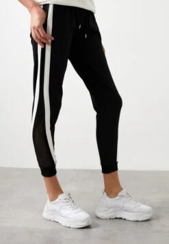 LELA Slim Fit - Trainingsbroek - Black -Stijl Verkoop 221af122d008445283993d380c6425e8