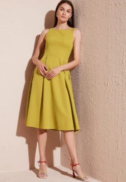 LELA Crew Neck Pleated Midi - Cocktailjurk - Olive 15 LELA Crew Neck Pleated Midi - Cocktailjurk - Olive -Stijl Verkoop 2d4b00d39f914ad8a4508e2d287e4615