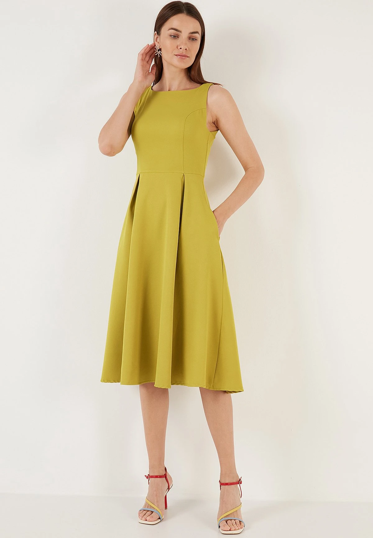 LELA Crew Neck Pleated Midi - Cocktailjurk - Olive 3 LELA Crew Neck Pleated Midi - Cocktailjurk - Olive