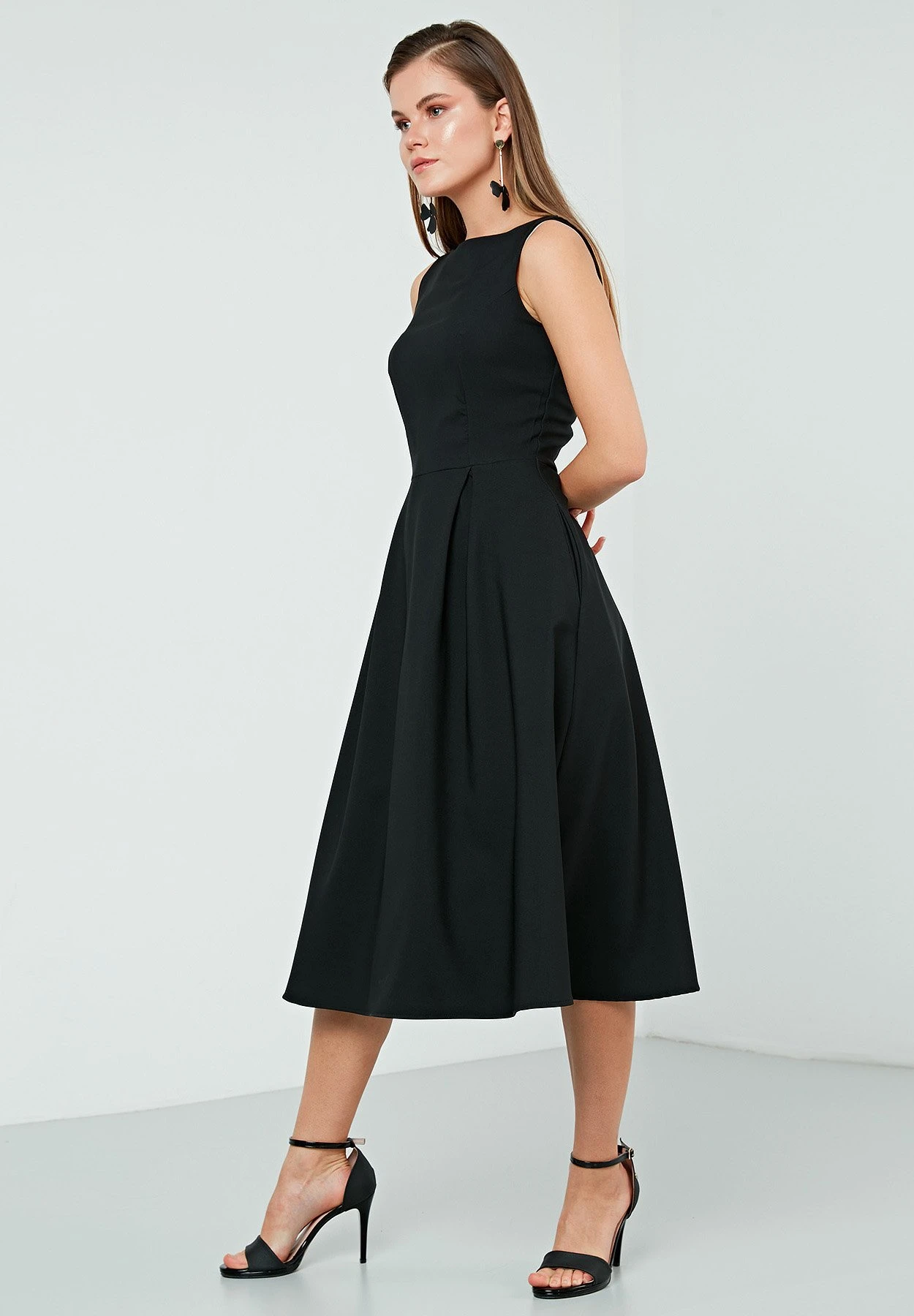 LELA Crew Neck Pleated Midi - Cocktailjurk - Black 4 LELA Crew Neck Pleated Midi - Cocktailjurk - Black - Afbeelding 2