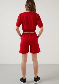 LELA Two Piece Set - Regular Fit - Shorts - Red -Stijl Verkoop 3a8070597903462598cb64cf0b84c0ec