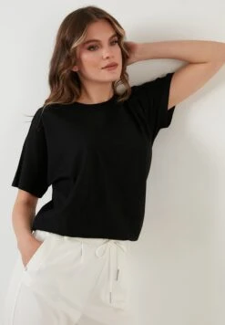 LELA Crew Neck- T-Shirt Basic - Black -Stijl Verkoop 3d3e8645be4a4d67b04d76aee9be0318