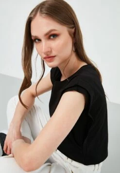 LELA Crew Neck - T-Shirt Basic - Black 9 LELA Crew Neck - T-Shirt Basic - Black -Stijl Verkoop 3f652c9b8d144be19aad6da8207064ba