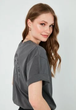 LELA T-Shirt Print - Anthracite -Stijl Verkoop 4ce3e534af8348f590b01e654de8fc9a