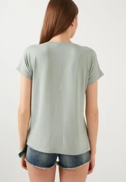 LELA V Neck- T-Shirt Basic - Almond Green -Stijl Verkoop 6112d643717341ed9dbe7d116adea4f4
