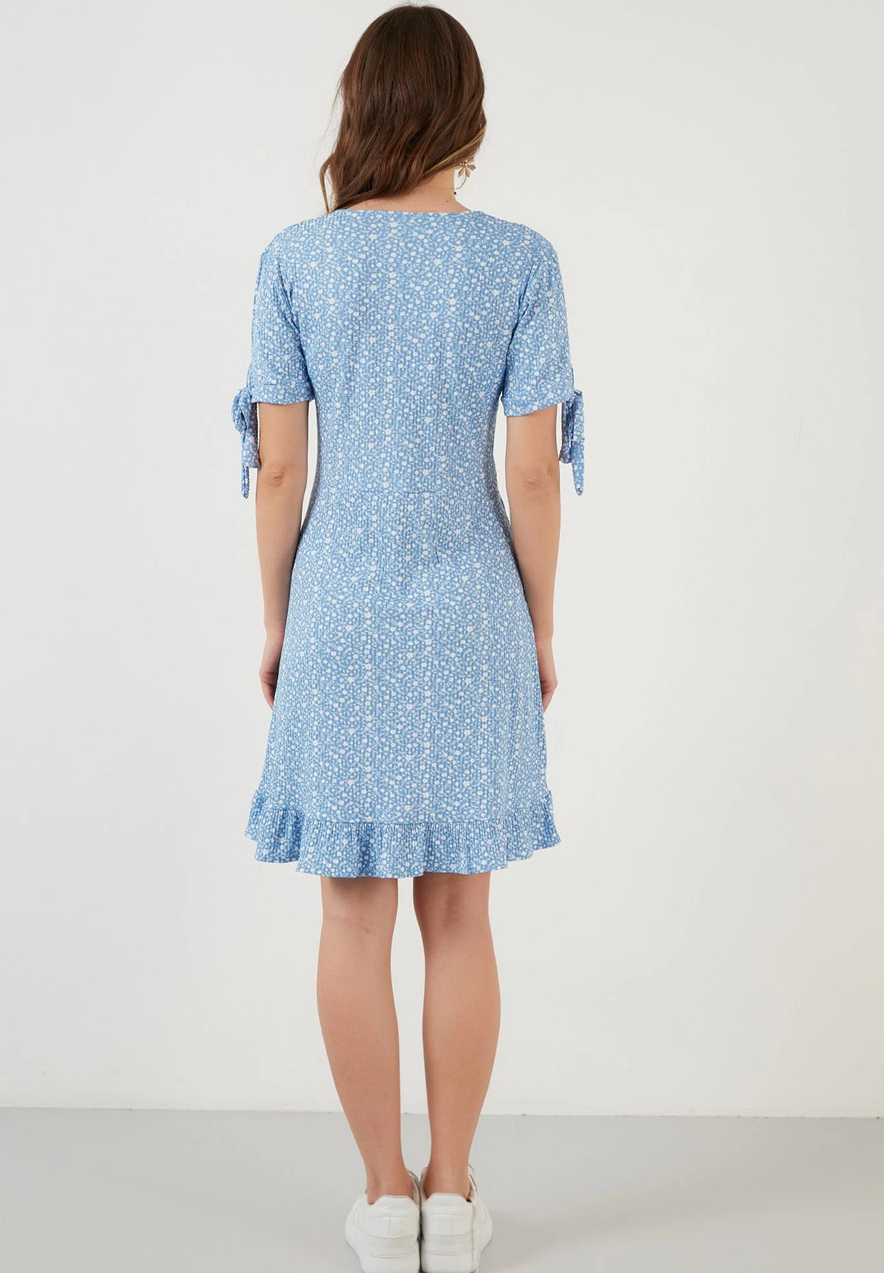 LELA Floral V Neck Ruffle Detail Mini- Jurk - Baby Blue 5 LELA Floral V Neck Ruffle Detail Mini- Jurk - Baby Blue - Afbeelding 3