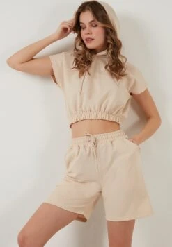 LELA Two Piece Set - Regular Fit - Shorts - Stone Colored -Stijl Verkoop 6af70af6f68249db9187a49d4bb13d7e