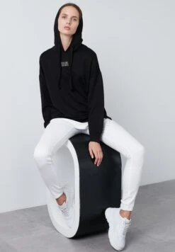 LELA Hoodie - Black 9 LELA Hoodie - Black -Stijl Verkoop 74d841b907764221920592f7572d2531