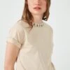 LELA Regular Fit - T-Shirt Print - Stone Colored 2 LELA Regular Fit - T-Shirt Print - Stone Colored -Stijl Verkoop 8346fb63d7b94e45992733a12f8920a1
