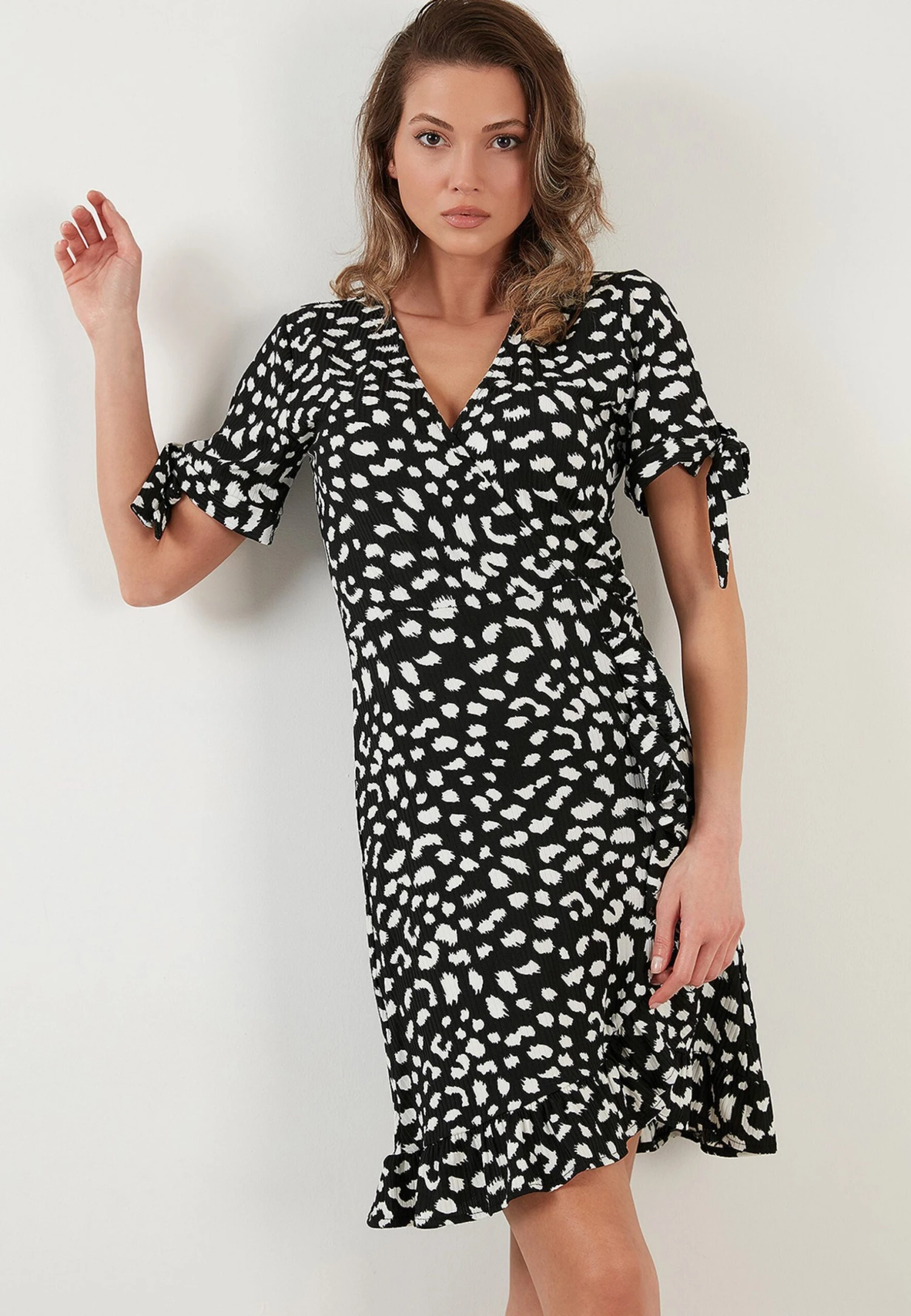 LELA Floral V Neck Ruffle Detail Mini- Jurk - Black-Lepoard 6 LELA Floral V Neck Ruffle Detail Mini- Jurk - Black-Lepoard - Afbeelding 4