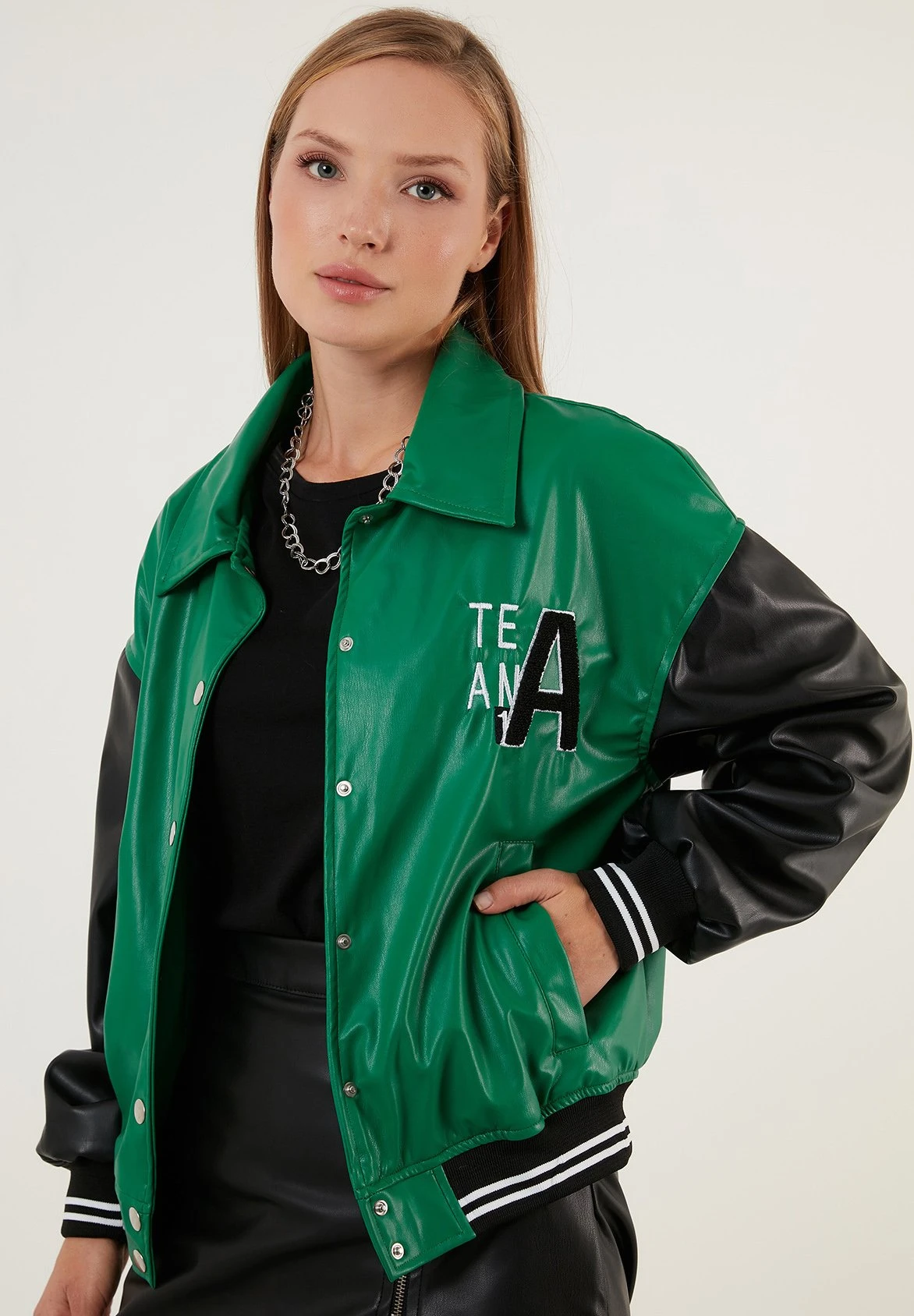 LELA Loose Fit - Imitatieleren Jas - Benetton Color 9 LELA Loose Fit - Imitatieleren Jas - Benetton Color - Afbeelding 7