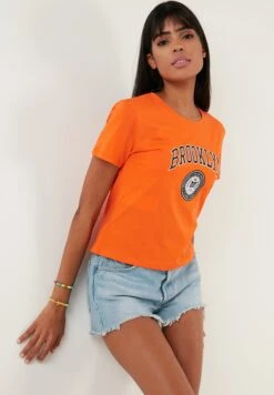 LELA T-Shirt Print - Orange -Stijl Verkoop acdf55b834234b1b85af7702761cbb57