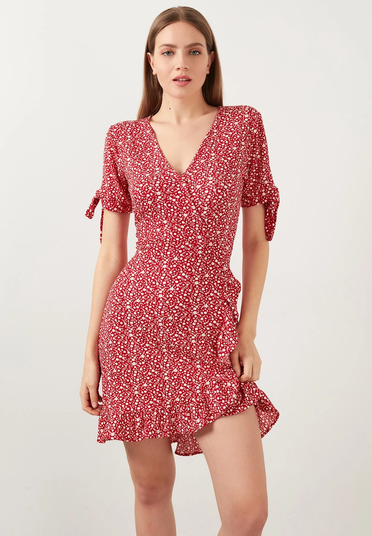 LELA Floral V Neck Ruffle Detail Mini- Jurk - Red 3 LELA Floral V Neck Ruffle Detail Mini- Jurk - Red