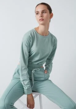 LELA Slim Fit - Sweater - Almond Green -Stijl Verkoop ba5ff1a151254269bbb59e020d88a5fe