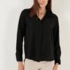 LELA Overhemdblouse - Black 2 LELA Overhemdblouse - Black -Stijl Verkoop c368eec6ef3c4464b516cebe22287d18