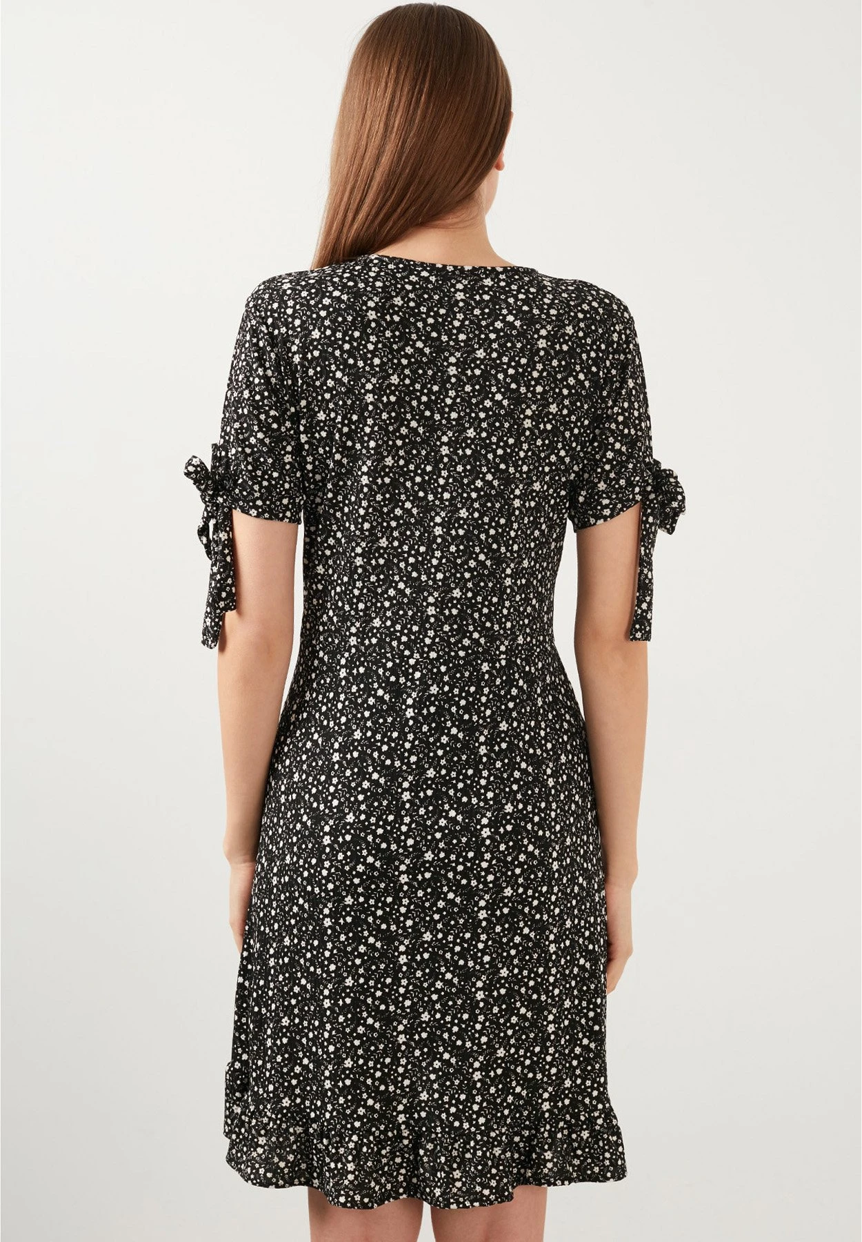 LELA Floral V Neck Ruffle Detail Mini- Jurk - Black 5 LELA Floral V Neck Ruffle Detail Mini- Jurk - Black - Afbeelding 3