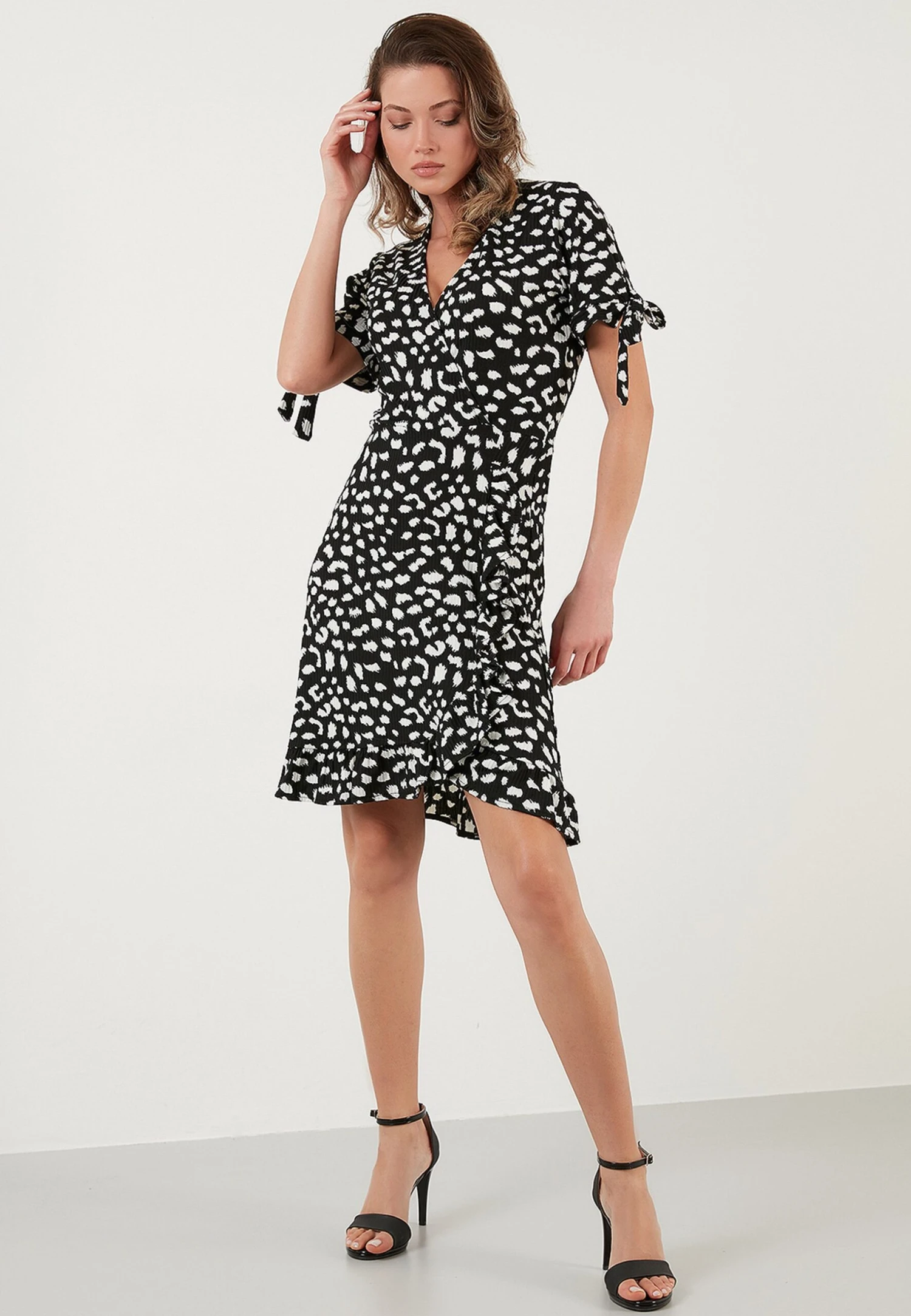 LELA Floral V Neck Ruffle Detail Mini- Jurk - Black-Lepoard 4 LELA Floral V Neck Ruffle Detail Mini- Jurk - Black-Lepoard - Afbeelding 2