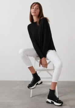 LELA Long Back- Trui - Black 9 LELA Long Back- Trui - Black -Stijl Verkoop e16a7177f1af44c59ba9205ccbb4175a