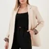 LELA Regular Fit - Blazer - Stone 1 LELA Regular Fit - Blazer - Stone -Stijl Verkoop e53ee38853af4f5db5fbfa11d0082a12