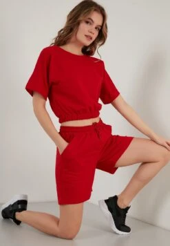 LELA Two Piece Set - Regular Fit - Shorts - Red -Stijl Verkoop e70fea6696c3467cad607f17c8a8891e