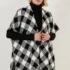 LELA Poncho - Black Ecru 1 LELA Poncho - Black Ecru -Stijl Verkoop f83f47ab57ca46afb8bcb49d3a6955fc