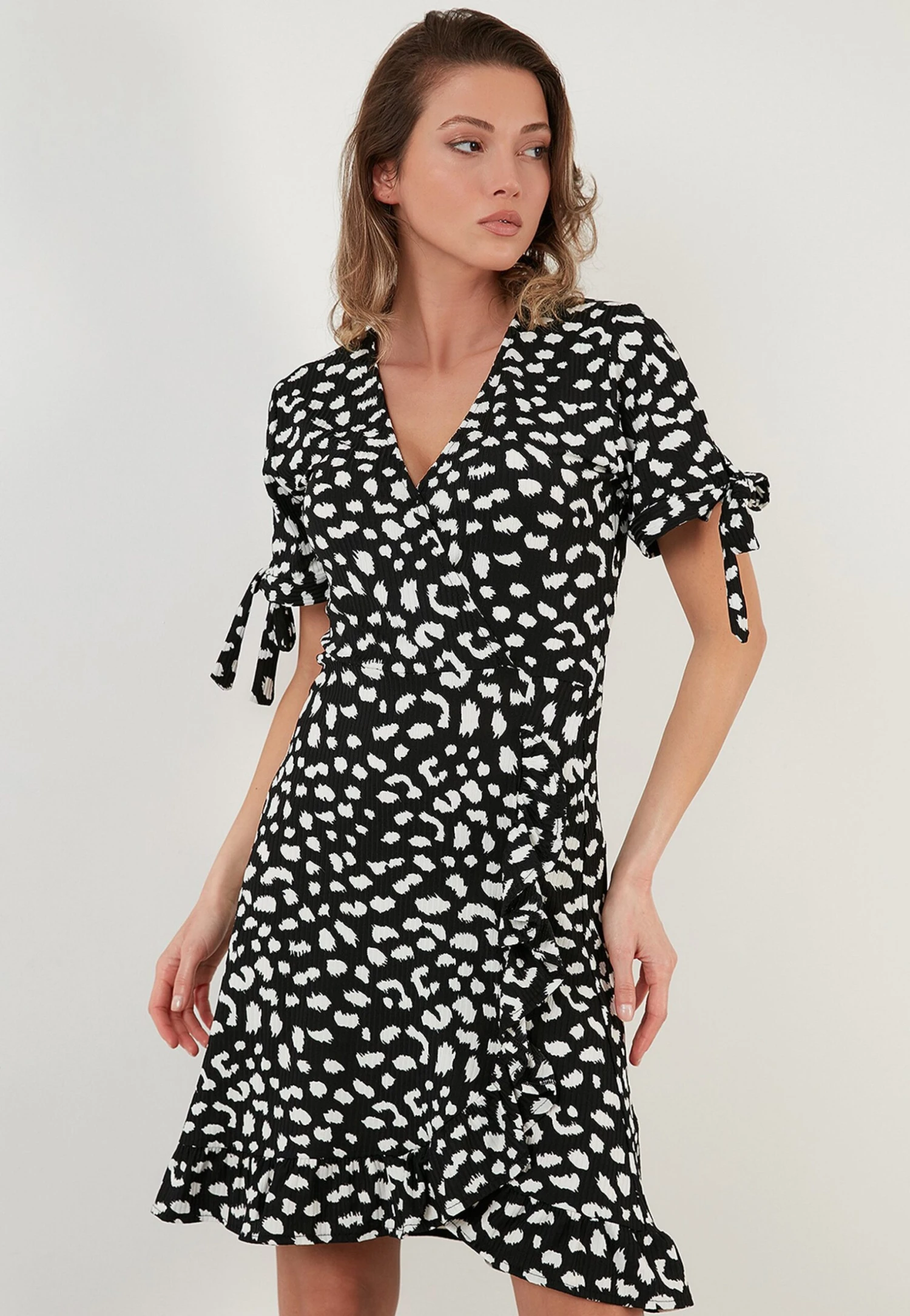 LELA Floral V Neck Ruffle Detail Mini- Jurk - Black-Lepoard 3 LELA Floral V Neck Ruffle Detail Mini- Jurk - Black-Lepoard