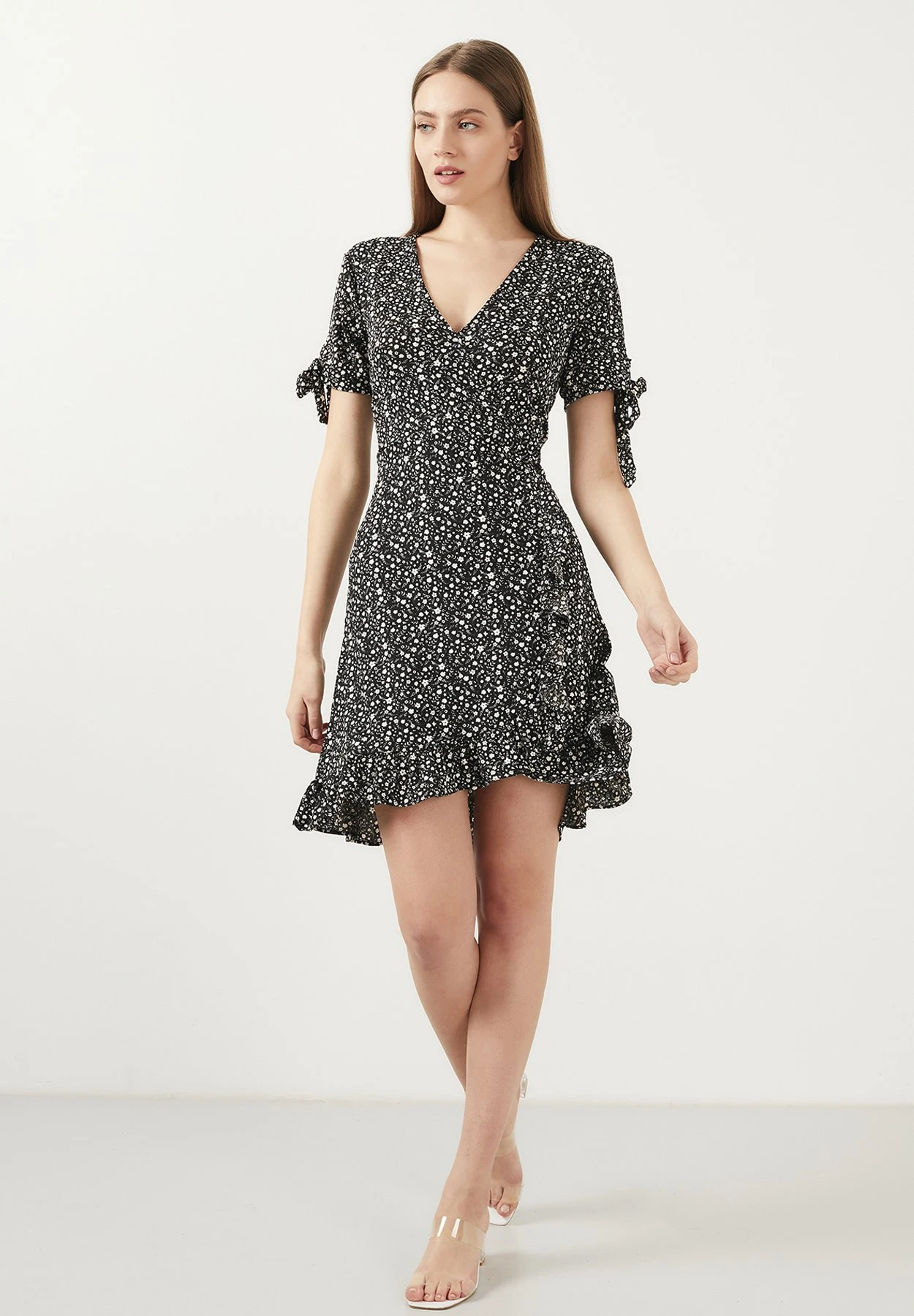 LELA Floral V Neck Ruffle Detail Mini- Jurk - Black 4 LELA Floral V Neck Ruffle Detail Mini- Jurk - Black - Afbeelding 2